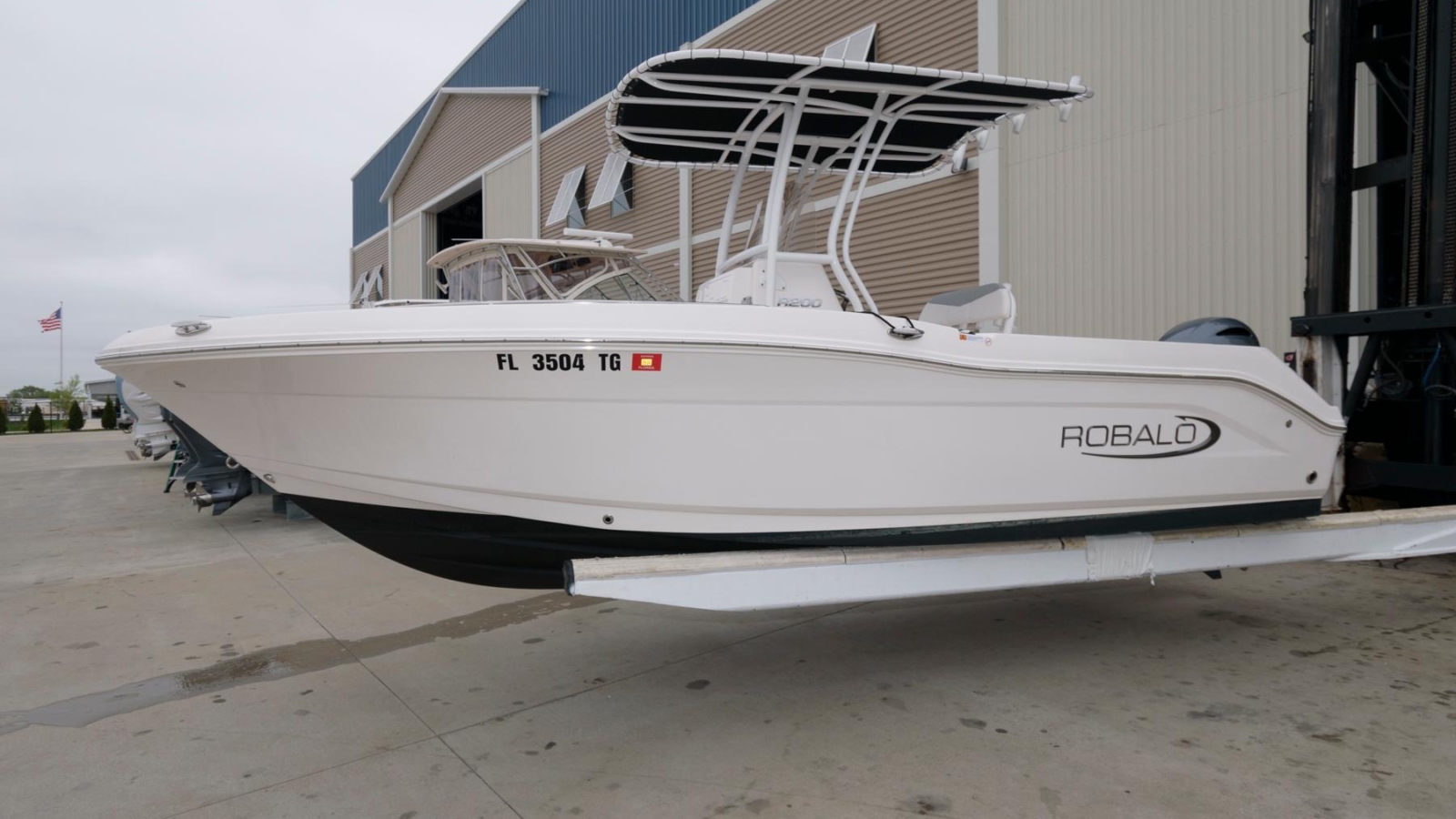 2022-robalo-r200-center-console-power-9347448-20240419170735176-1_XLARGE.jpg