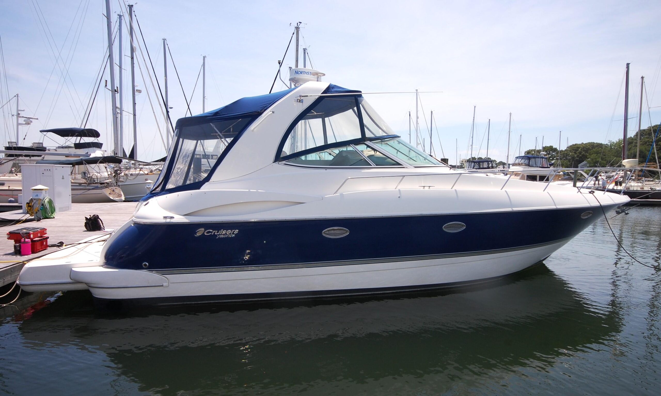 2004 Cruisers Yachts 370 Express