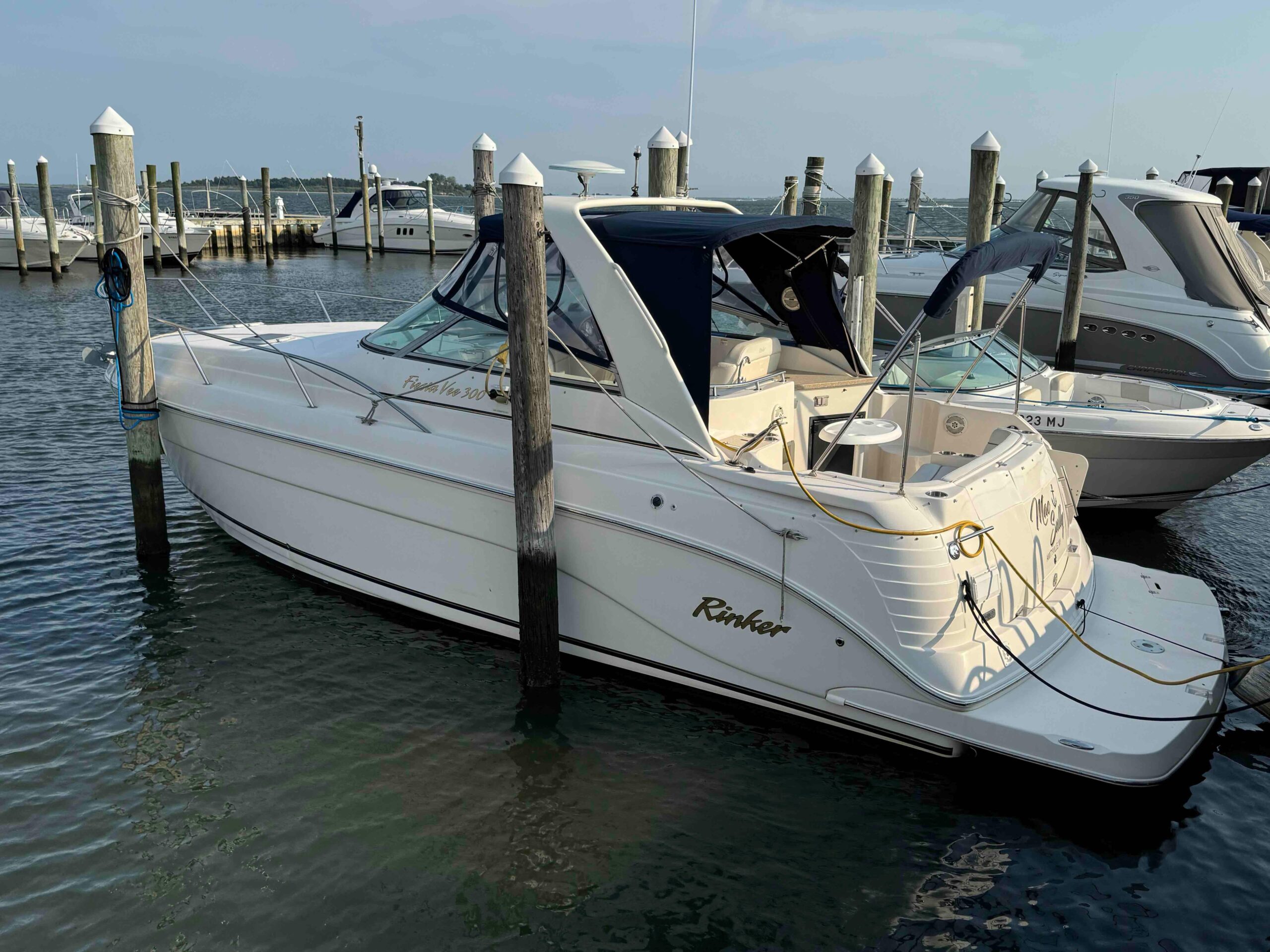 2005 Rinker Fiesta Vee 300