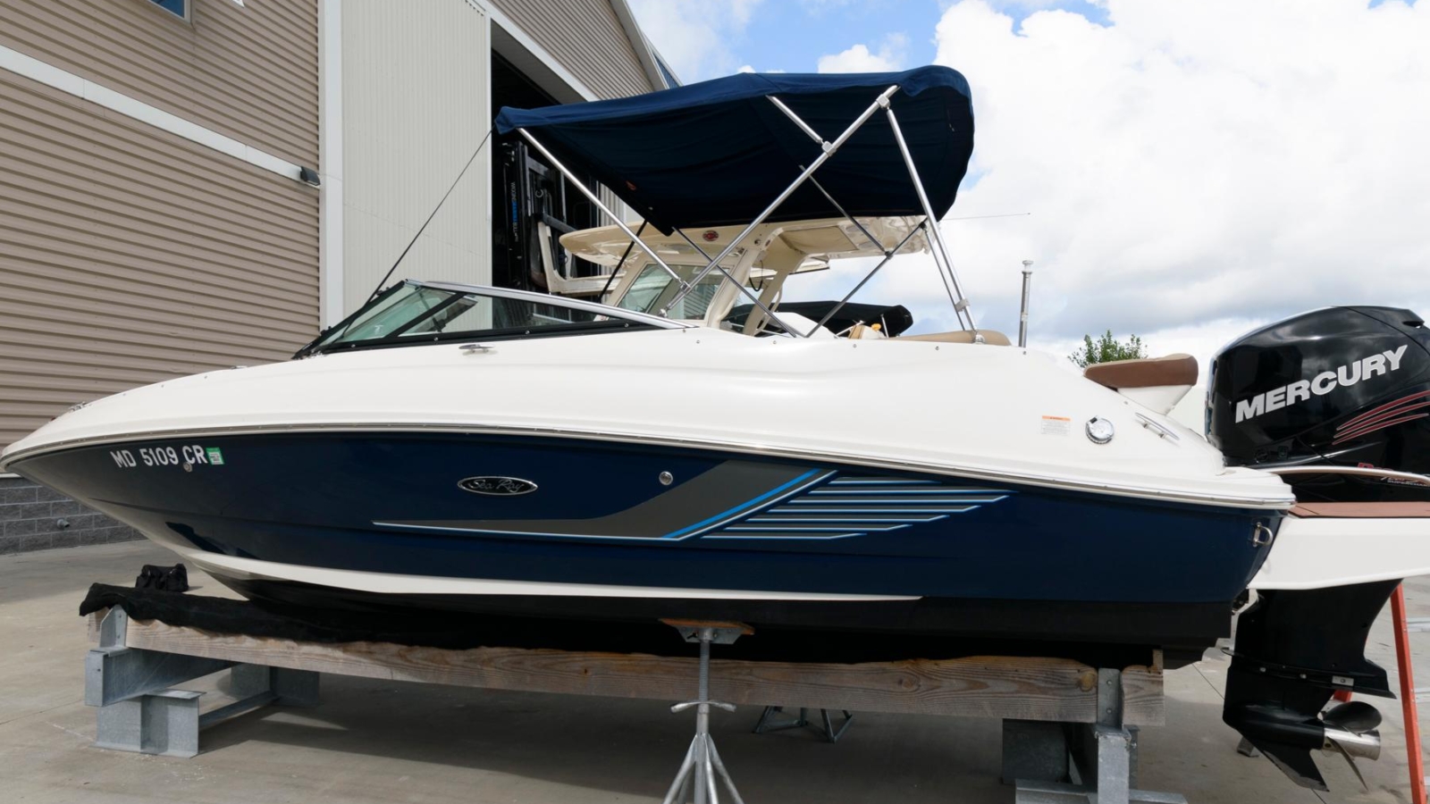 2016-sea-ray-220-sundeck-outboard-power-9502115-20240811023145050-1_XLARGE.jpg