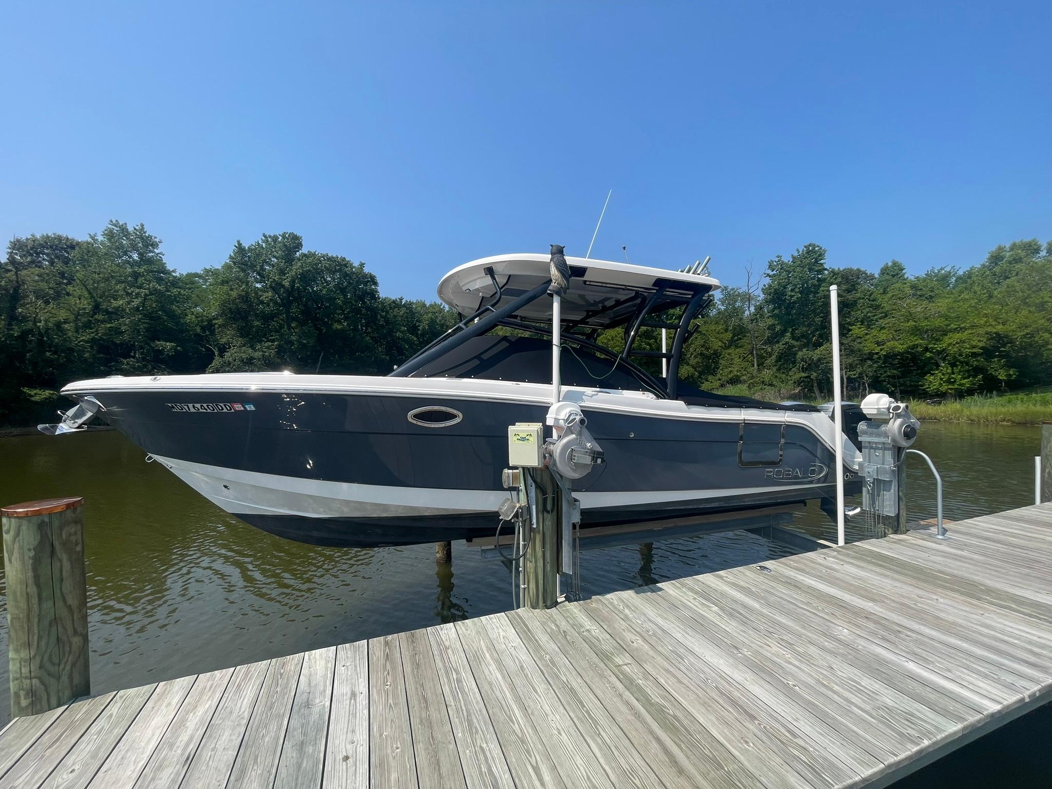 2020 Robalo R317 Dual Console