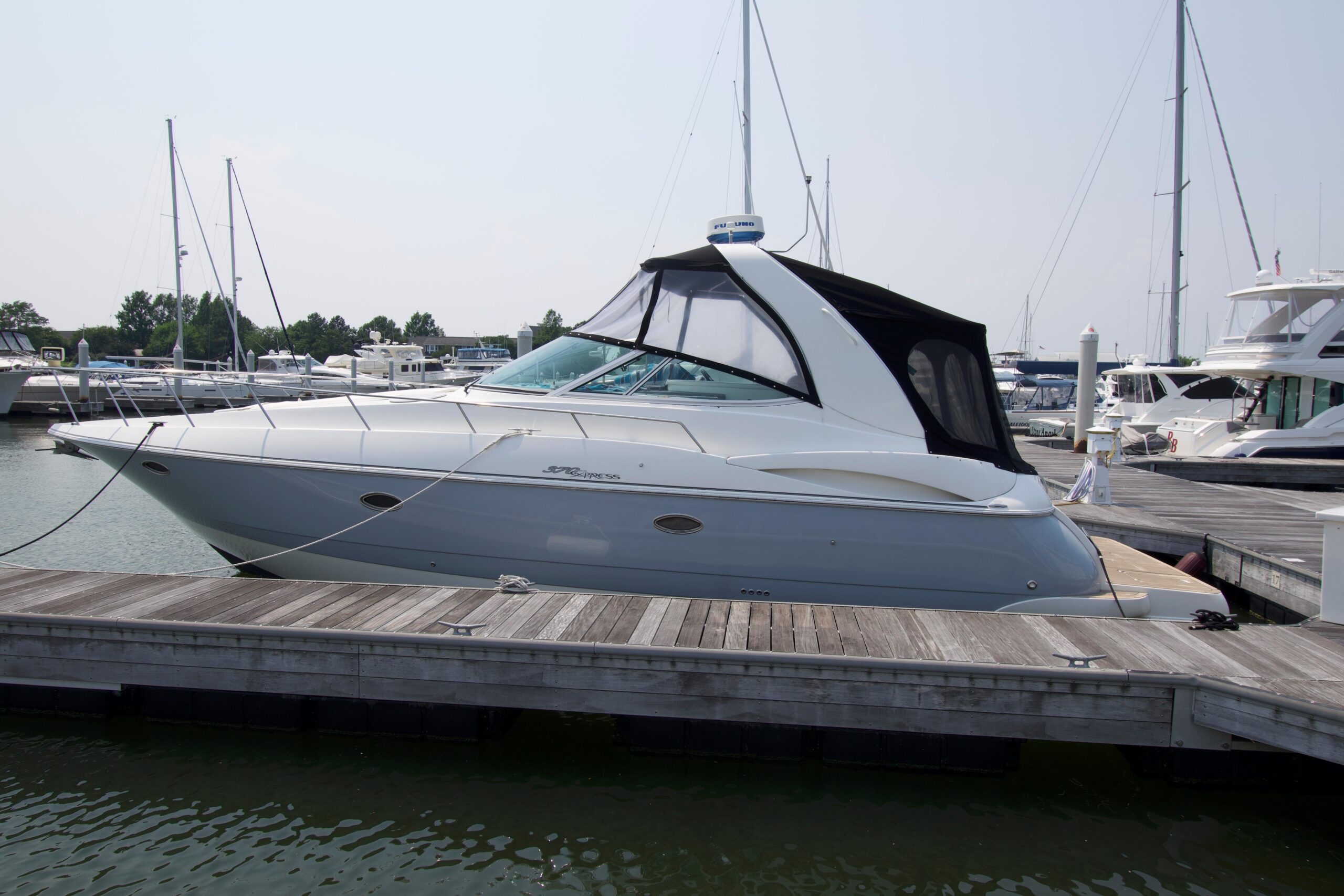 2005 Cruisers Yachts 370 Express