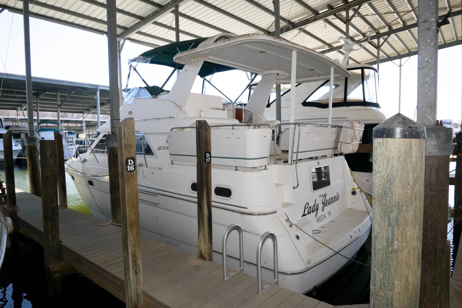 1996 Cruisers Yachts 3650 Motoryacht