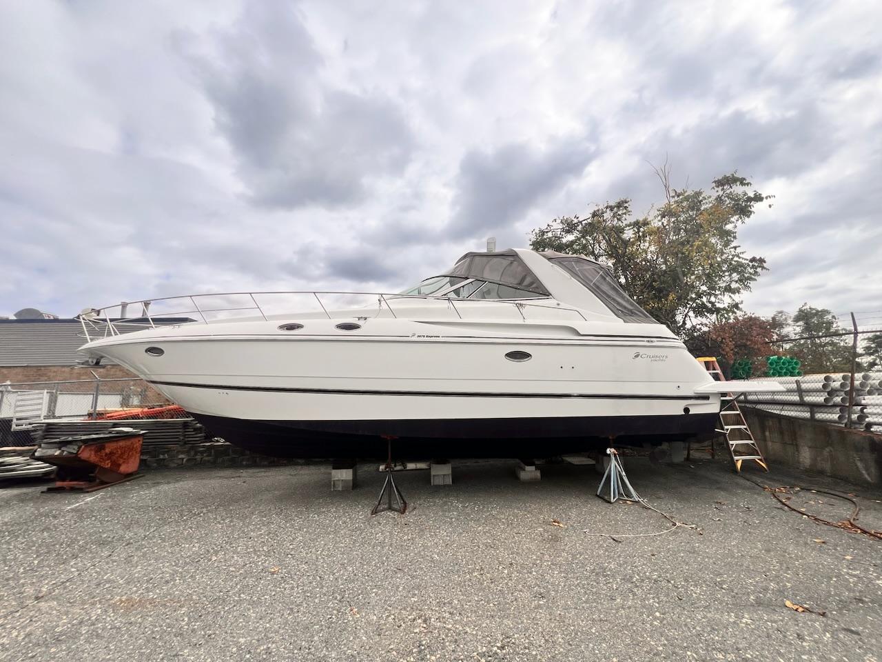 2001 Cruisers Yachts 3870 Express